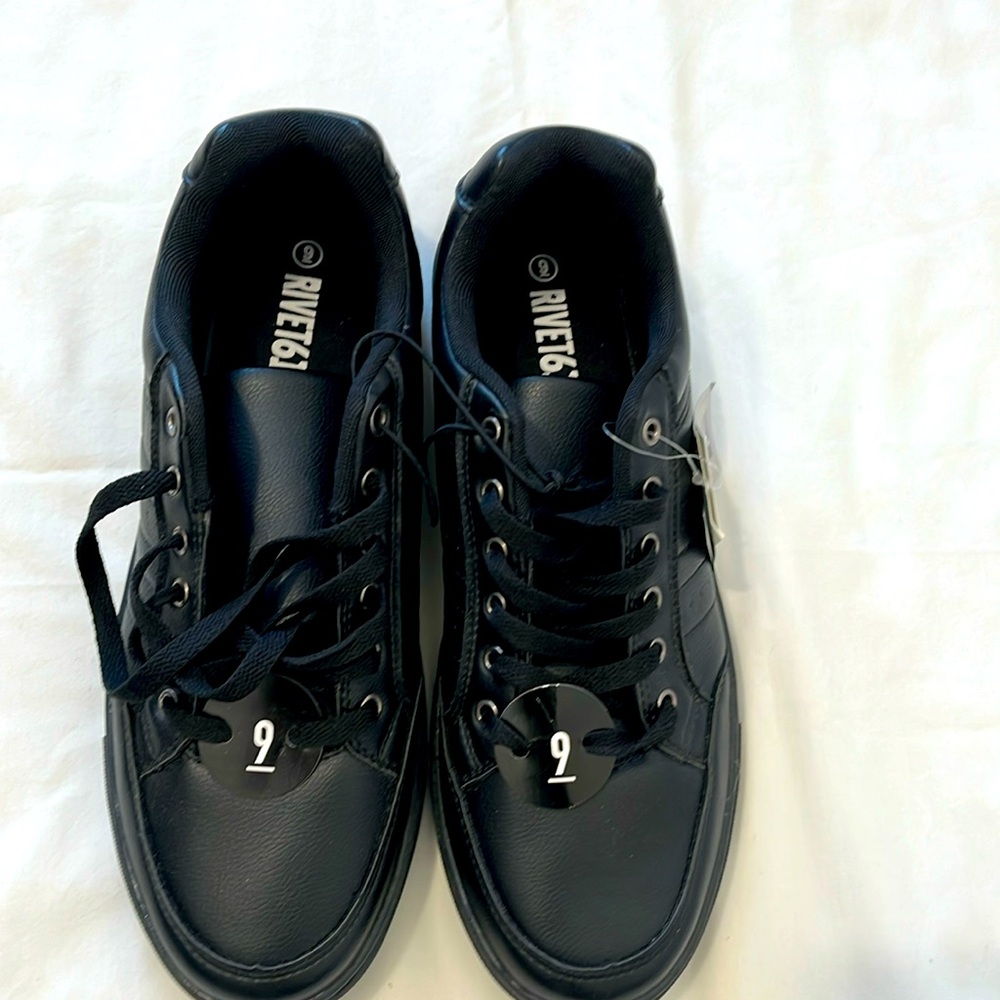 RIVET Shoes for men’s size 9 NWT lather bottom flat rubber